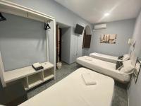 Deze driepersoonskamer heeft een gedeelde badkamer.