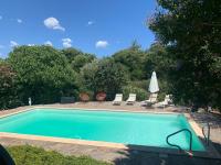 Villa privée dans un cadre verdoyant , piscine et grand jardin - B&B