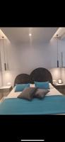 Habitación con cama grande y bañera de hidromasaje