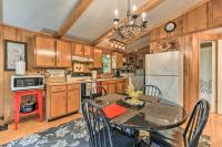Smoky Mtn Cottage on Creek w/ Lanai & Forest Views - Chambres d'hôtes Franklin