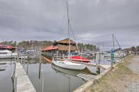 Walk to Marina Cute Gilford Cottage with Grill - Chambres d’hôtes Gilford