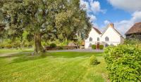 Grade II Listed Farmhouse, Pool, Hot Tub, Games Room, Celebration Hall, Car Park, 10ppl, 45 min from Central London - Ferienwohnung Stapleford Tawney