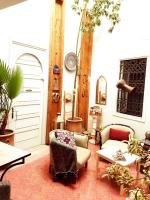 Riad Laly Tourisme Eclairé Le bijou de la medina - B&B
