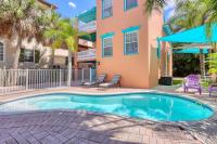Tropical luxury pool home by the beach with roof top lounge centrally located on Anna Maria Island - Chambres d'hôtes Holmes Beach