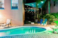 Tropical luxury pool home by the beach with roof top lounge centrally located on Anna Maria Island - Bed and Breakfast