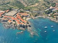 AZUR-Les pieds dans l'eau-Vue sur Mer et Clocher de Collioure en toile de fond - WIFI FIBRE- PARKING Couvert - Chambres d'hôtes Collioure