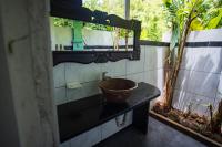  Una habitación con piscina y aire acondicionado