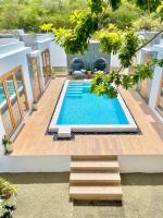 B&B Willemstad - Moringa Resort - Studio B with Pool, open Air Shared Shower Bath - Bed and Breakfast Willemstad