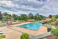 Charles Town Home with Private Pool and Hot Tub - Ferienwohnung