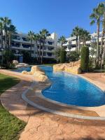 Coral House - La Calma - Playa Flamenca - big terrace & 4 Swimming pools. - Chambres d'hôtes Playa Flamenca