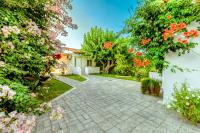 Bungalow with Garden View
