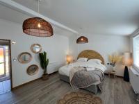 Hedgehog Lodge at Owlet Hideaway - with Hot Tub, near York - Chambres d’hôtes Seaton Ross