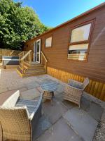 Hedgehog Lodge at Owlet Hideaway - with Hot Tub, near York - B&B