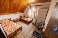 Tweepersoonskamer met 2 Aparte Bedden en Gedeelde Badkamer