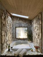 Chalet Rivière avec Baignoire Spa