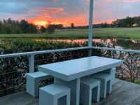 Romantic lakehouse set in a private vineyard in the Hunter Valley - B&B Lovedale