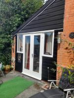 Janet Hale Studios, Garden Apartment - Ferienwohnung