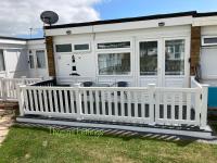 B&B Hemsby - Cheerful 2 Bed Holiday Chalet with Gated Decking - Bed and Breakfast Hemsby