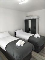 B&B Dagenham - Remaj Service Accommodation, Sleep 7 - Bed and Breakfast Dagenham