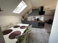 Příjemný podkrovní byt s parkováním na pozemku. - Bed and Breakfast Tršice