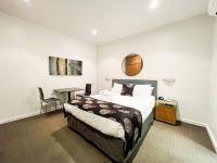 Studio 427/247 gouger st ex hotel room in city - B&B