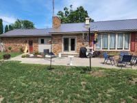 Lovely 3- bedroom apartment with street parking. - B&B
