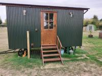 B&B Chippenham - Glamping in Wiltshire in our luxury Shepherds Hut - Bed and Breakfast Chippenham