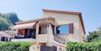 La Villa Castel - Haut de villa - parkings- 3 chambres - 8 couchages - jardin - barbecue - B&B