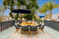 La Jolla Beach Retreat Central, ocean-view home with rooftop deck, fast WiFi & grill - dog-friendly - Bed and Breakfast San Diego