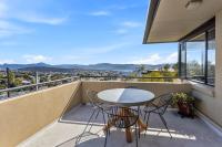 B&B Hobart - Penthouse style huge balcony panoramic views - Bed and Breakfast Hobart