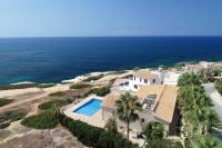Seafront 5 Bedroom Villa Paradise in Sea Caves - B&B Peyia