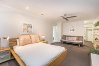 Sandy Shores - Absolute Waterfront & Swimming pool - Holiday Yamba - B&B Yamba
