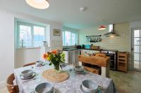 B&B Laugharne - Min Yr Afon- Central cosy Cottage, walk to restaurants and Castle - Bed and Breakfast Laugharne