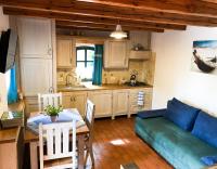 Czerwony domek nad samym jeziorem - B&B Mikołajki