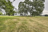 Charming Farmhouse with Pool and Fishing Pond! - Chambres d’hôtes