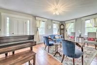 Charming Farmhouse w/ Pool & Fishing Pond! - Chambres d'hôtes Bolton