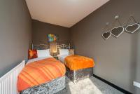 Art-Filled Bohemian 1 Bedroom Apt 2 Beds Colourful Praise Inn Apartment - Chambres d'hôtes Kingston-upon-Hull