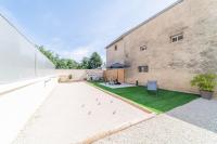 Côté Cour, 3 chambres, terrasses, jardin privé avec terrain de pétanque, cave voutée - B&B