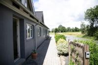 Værelse, tv-stue og spiserum uden vand, ikke køkken, på første sal , eget badeværelse i stueetagen - Chambres d'hôtes Kværndrup