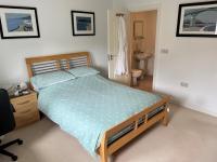 B&B Peterborough - Peterborough, Hampton Vale Lakeside En-Suite Large Double bedroom with great modern facilities - Bed and Breakfast Peterborough