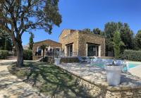 Belle villa avec piscine intérieure et piscine extérieure Gite Les Aiguiers - Chambres d'hôtes Grignan