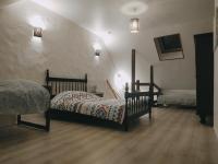 35 min Disney - Paris - Family room at homestay with bathtub and dining - lounge area - secure parking - 5 people and 1 baby - duplex with independent entrance on 1rst floor at inhabitant's house - B&B Coupru