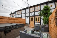 Bramble Cottage - Cosy 2 Bed With Deluxe HOT TUB & Log Burner - B&B Hereford