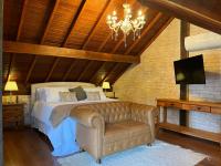 Habitación con cama extragrande y bañera de hidromasaje