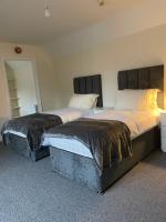Large 4 Bedroom Sleeps 8, Spacious Apartment for Contractors and Holidays near Bedford Centre - 1 FREE PARKING SPACE & FREE WIFI - B&B