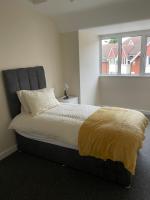 Large 4 Bedroom Sleeps 8, Spacious Apartment for Contractors and Holidays near Bedford Centre - 1 FREE PARKING SPACE & FREE WIFI - Chambres d'hôtes Bedford