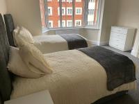 Large 4 Bedroom Sleeps 8, Spacious Apartment for Contractors and Holidays near Bedford Centre - 1 FREE PARKING SPACE & FREE WIFI - Chambres d'hôtes Bedford