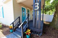 Beachy Bungalow for Family Fun! Walk to beach! - B&B Pensacola