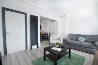 Luxe Living Family Home - Beach, Wifi, Parking - Chambres d’hôtes