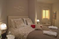 Habitación con cama extragrande y vistas a la montaña